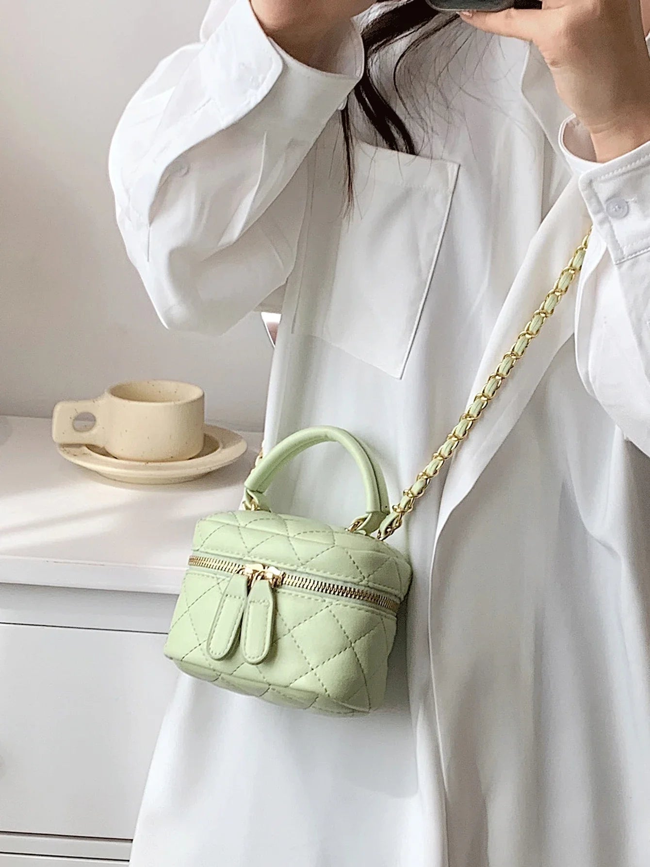 Diamond-Quilted Leather Bucket Bag | Gold Chain Shoulder Strap & Golden Zipper Details (Multi-Color Ripped Edge Vintage Style)