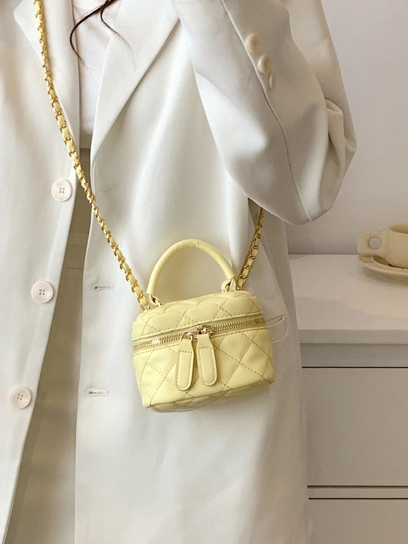 Diamond-Quilted Leather Bucket Bag | Gold Chain Shoulder Strap & Golden Zipper Details (Multi-Color Ripped Edge Vintage Style)