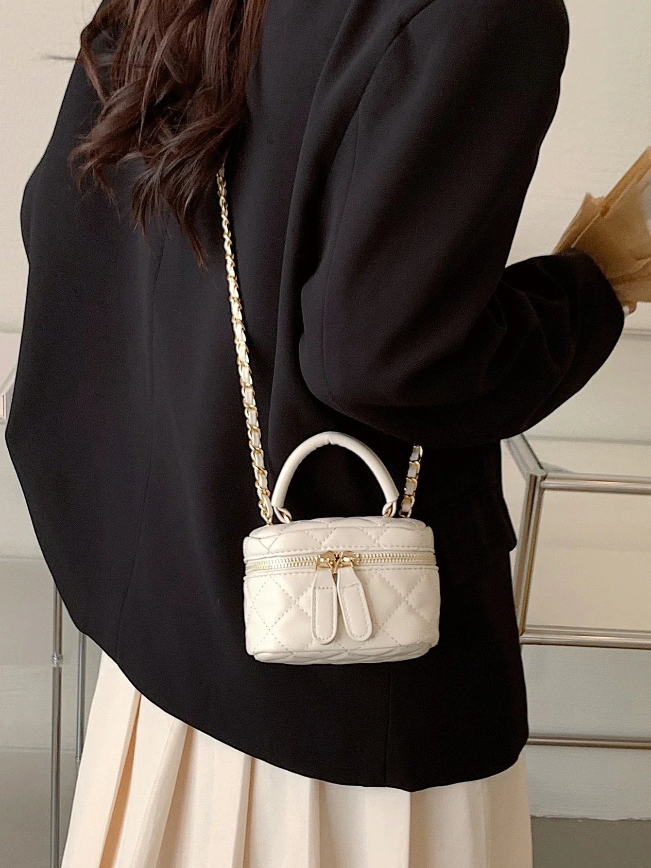 Diamond-Quilted Leather Bucket Bag | Gold Chain Shoulder Strap & Golden Zipper Details (Multi-Color Ripped Edge Vintage Style)