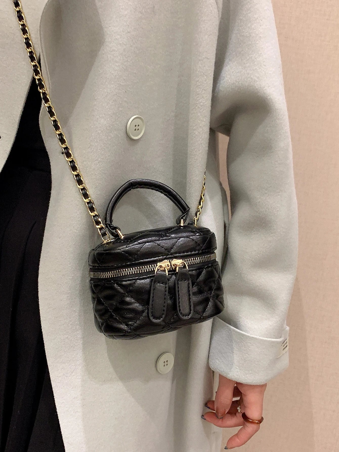 Diamond-Quilted Leather Bucket Bag | Gold Chain Shoulder Strap & Golden Zipper Details (Multi-Color Ripped Edge Vintage Style)