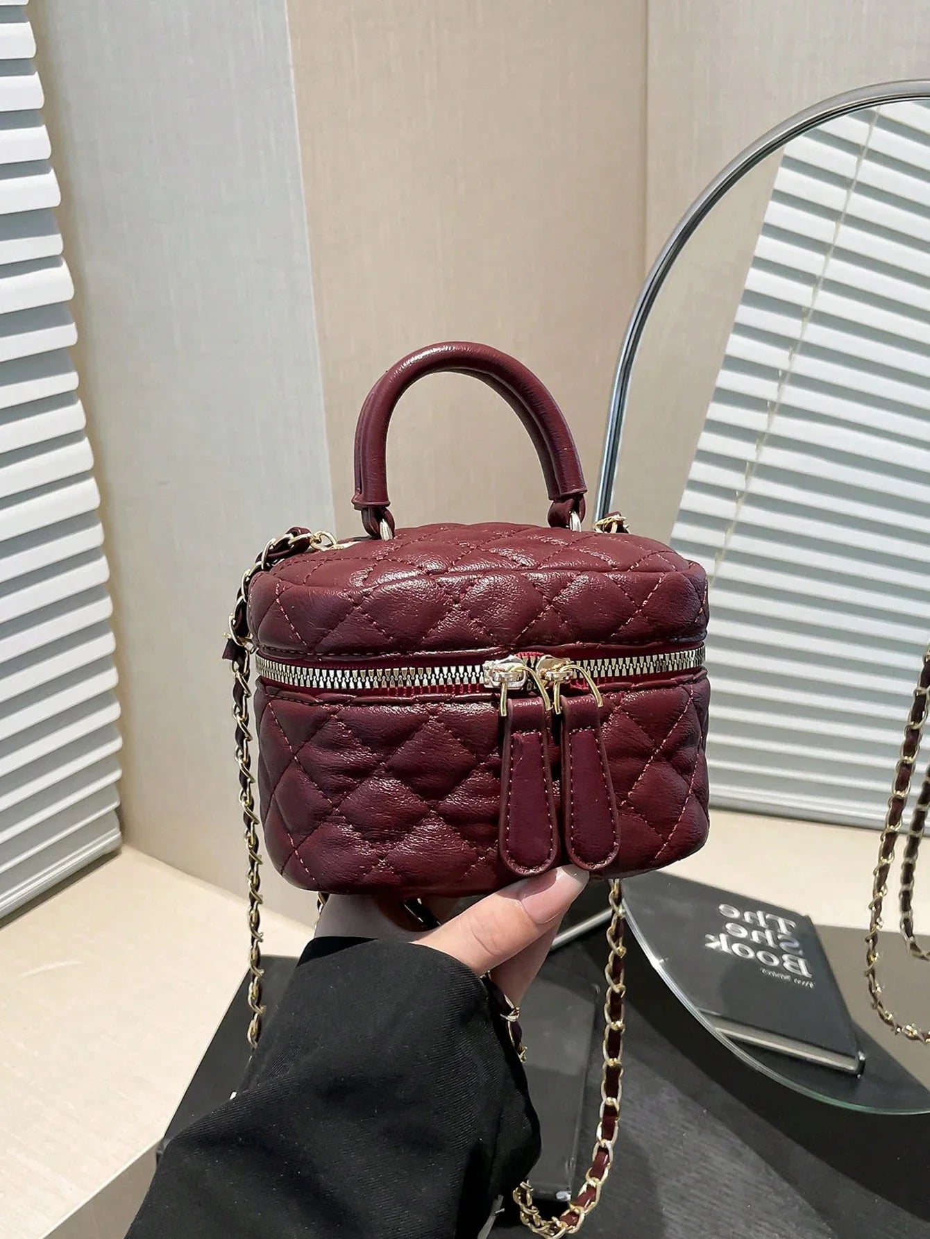 Diamond-Quilted Leather Bucket Bag | Gold Chain Shoulder Strap & Golden Zipper Details (Multi-Color Ripped Edge Vintage Style)