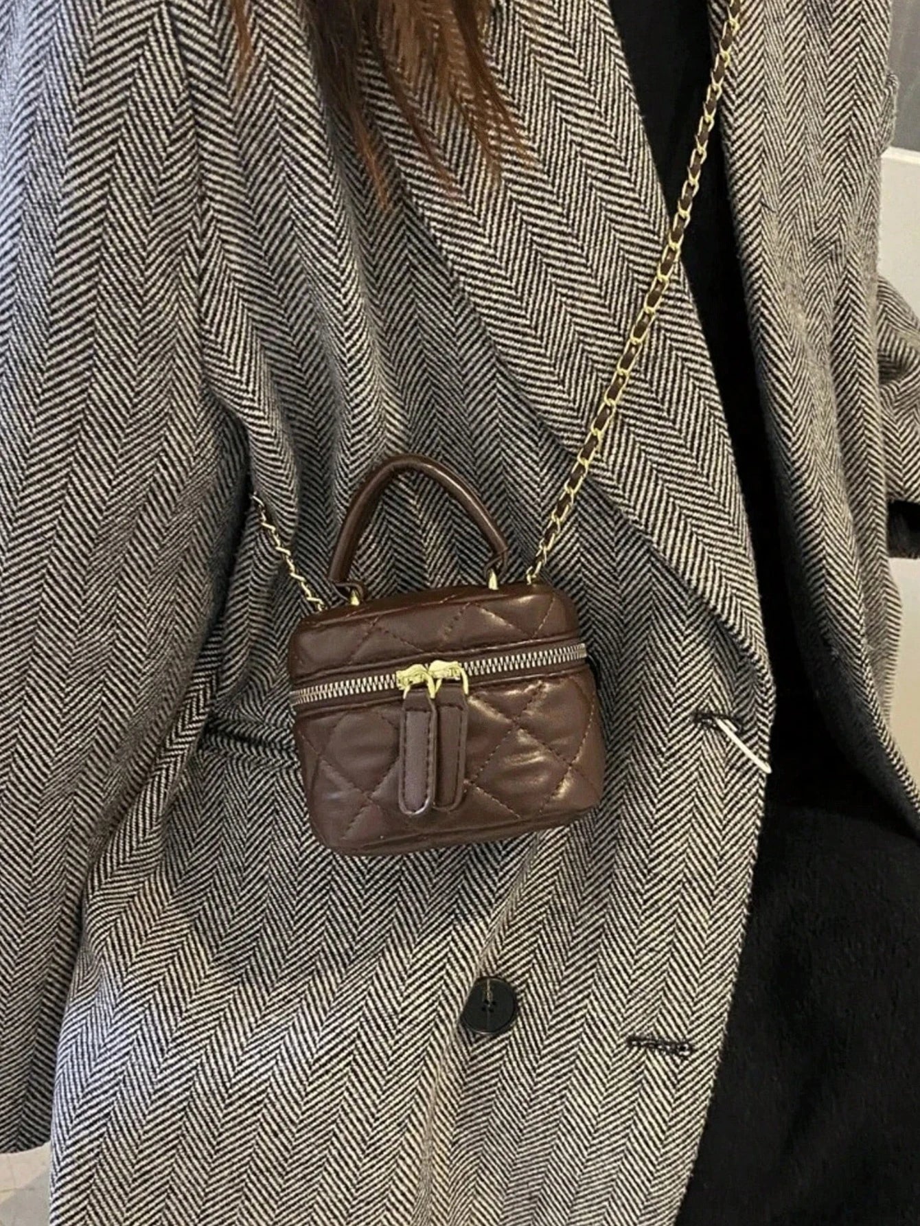 Diamond-Quilted Leather Bucket Bag | Gold Chain Shoulder Strap & Golden Zipper Details (Multi-Color Ripped Edge Vintage Style)