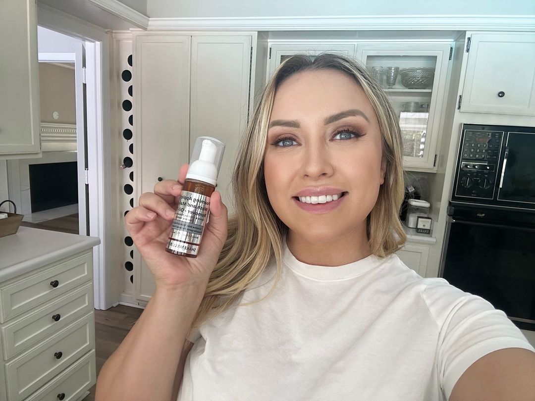 Gentle, Oil-Free Foaming Apple Cleanser for Sensitive & Acne-Prone Skin | Vegan, allergen-friendly, sulfate & paraben free | Purifying, hydrating face wash for all skin types